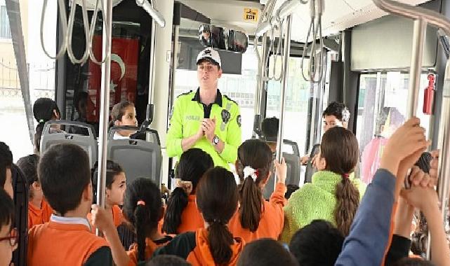 Konya’daki Öğrenciler “Nezaket Otobüsü” ile Trafikte Görgü Kurallarını Öğreniyor