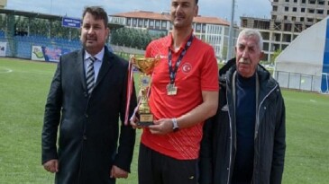 Koşu Şampiyonu Kupasını Başkan’a Getirdi