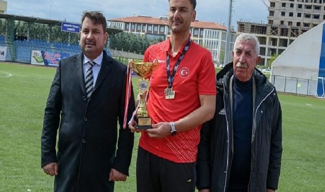 Koşu Şampiyonu Kupasını Başkan’a Getirdi