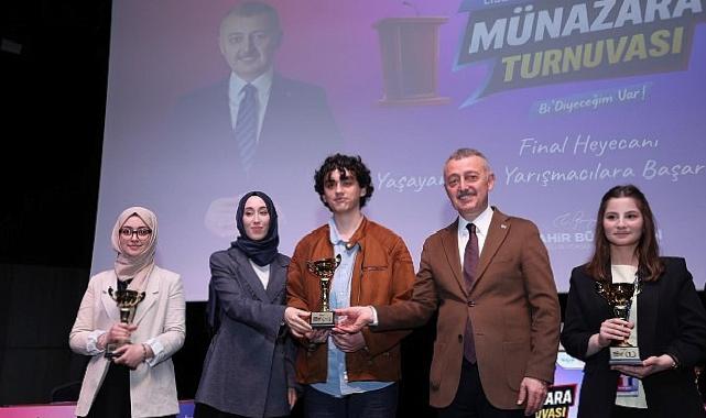 Lider Büyükakın, gençlerin münazarasından çok etkilendi: “Yarınlarımız emin ellerde”