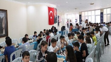 Lider Çerçioğlu’nun takviyeleri ile satranç öğrenen öğrenciler atılımlarını yarıştırdı