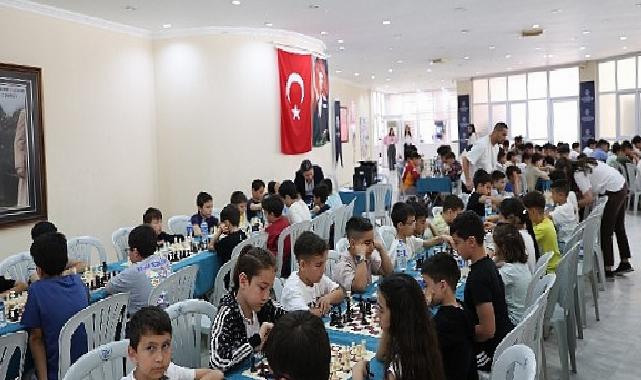 Lider Çerçioğlu’nun takviyeleri ile satranç öğrenen öğrenciler atılımlarını yarıştırdı