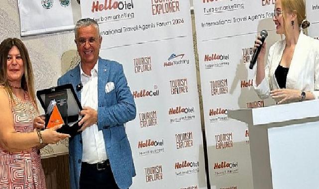 Lider Topaloğlu, forumda acentecilerle bir ortaya geldi