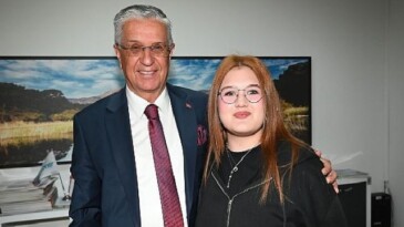 Lider Topaloğlu’na manalı ikram