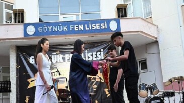 Öğrencilerin mezuniyet sevinci