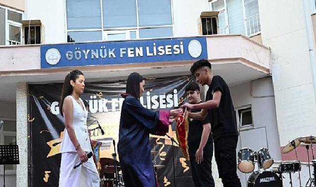 Öğrencilerin mezuniyet sevinci