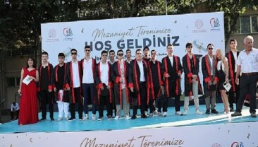 Bayrampaşa’da liselerde mezuniyet coşkusu