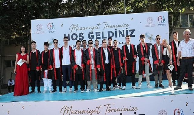 Bayrampaşa’da liselerde mezuniyet coşkusu