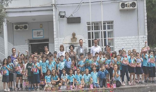 Bornovalı minik eller toprakla buluşuyor