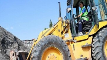 Buca Belediyesi’nin kepçe operatörü Ayça’ya alandan tam not