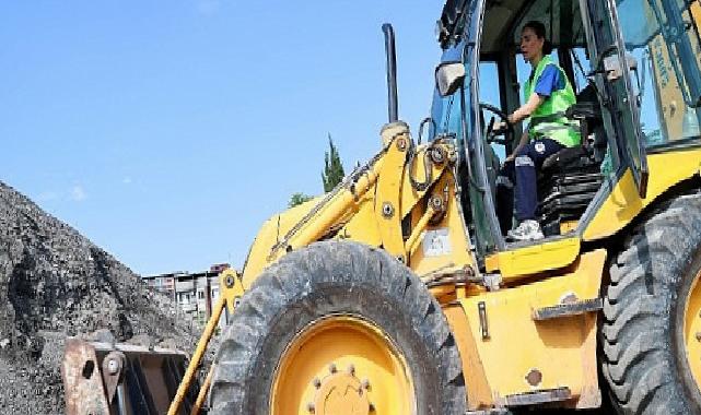 Buca Belediyesi’nin kepçe operatörü Ayça’ya alandan tam not