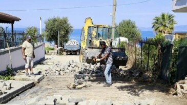 Burhaniye’de Yol Çalışmaları Tüm Süratiyle Devam Ediyor