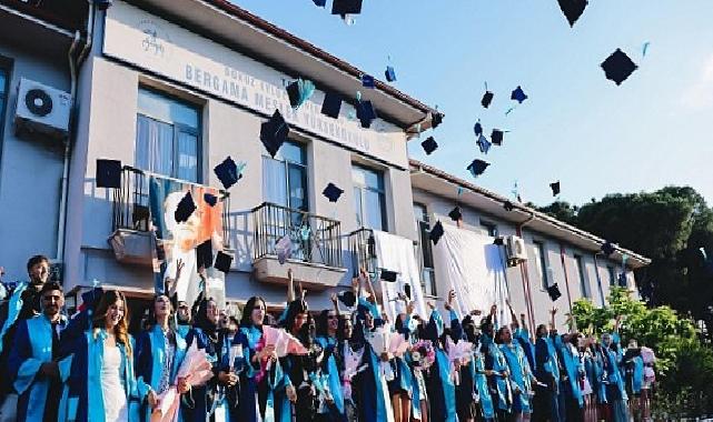 DEÜ Bergama MYO’da Mezuniyet Coşkusu