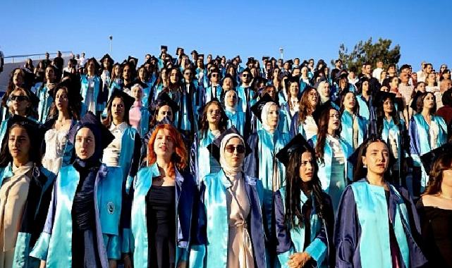 DEÜ Hemşirelik Fakültesi’nde Mezuniyet Coşkusu