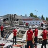 Enkazda nefes alacak vakit yok