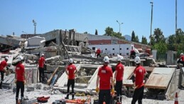 Enkazda nefes alacak vakit yok