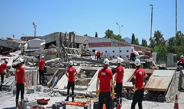Enkazda nefes alacak vakit yok