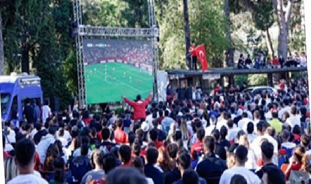 İzmir’de Dünya Kupası heyecanı meydanlara taştı