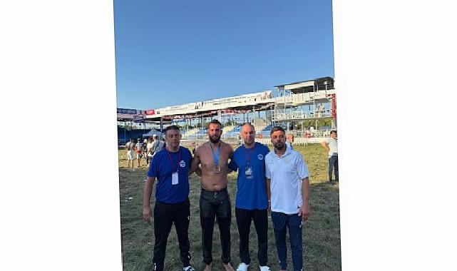 Kağıtspor, Bükreş’te minderi salladı