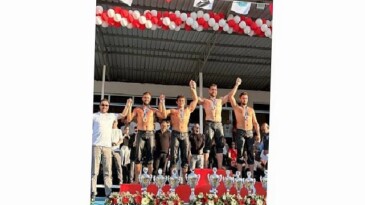 Kemer Belediye güreşçileri kürsüye çıktı