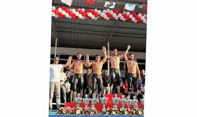 Kemer Belediye güreşçileri kürsüye çıktı