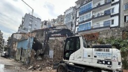 Konak’ta metruk bina yıkımları tam gaz
