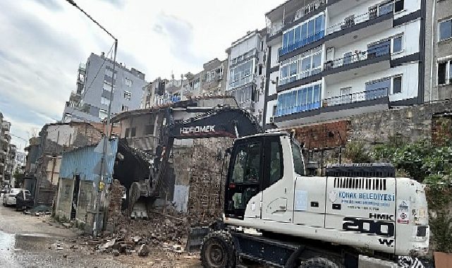 Konak’ta metruk bina yıkımları tam gaz