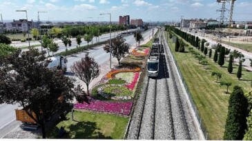 Konya Büyükşehir’in Çiçeklerle Bezediği Cadde ve Parklar Göz Kamaştırıyor