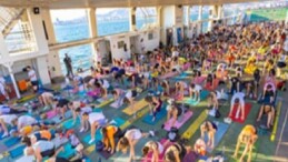 Körfez’in mavisinde 400 kişilik yoga buluşması