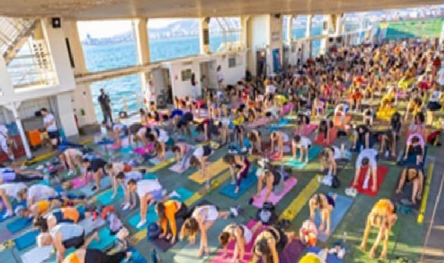 Körfez’in mavisinde 400 kişilik yoga buluşması