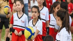 Küçük Voleybol Şenliği’nde Çocuklar Madalyalarını Aldı