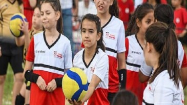 Küçük Voleybol Şenliği’nde Çocuklar Madalyalarını Aldı