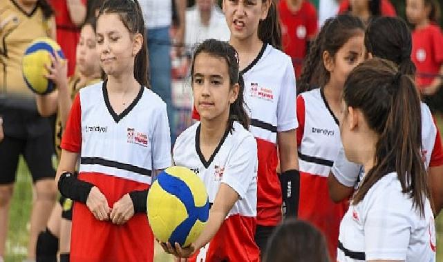 Küçük Voleybol Şenliği’nde Çocuklar Madalyalarını Aldı