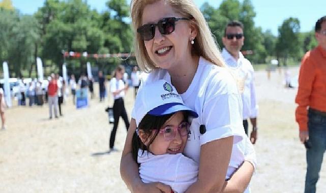 Lider Ovalıoğlu öğrencilerle birlikte atık topladı