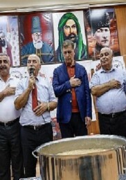 Lider Tugay aşure lokmasını paylaştı