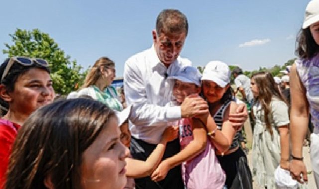 Lider Tugay kelamını tuttu, çocukların yüzü güldü