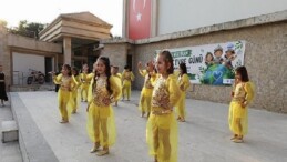 Menderes’te Öğrencilerden Hassas Defile