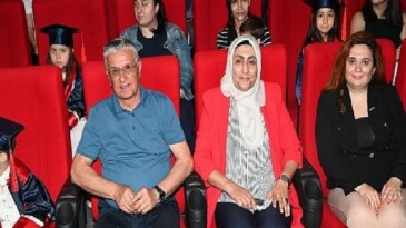 Öğrencilerin mezuniyet sevinci