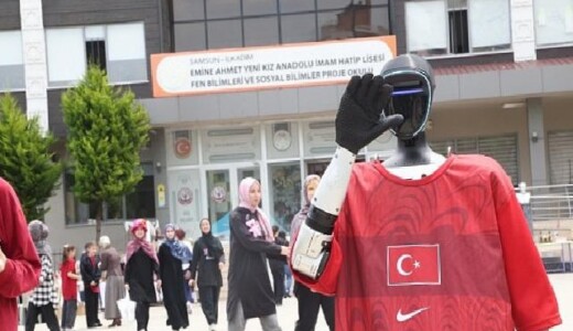 Türkiye’nin nüfusa kayıtlı robotu CANİKMAN Öğrencilerle Buluştu