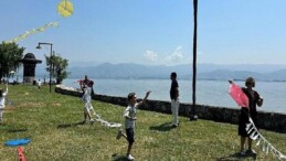 Uçurtmalar Kocaeli’den barışa uçtu; Diplomat çocukları “Barış” için uçurtma uçurdu
