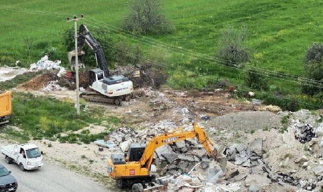Vatandaş Bildirdi, Kaçak Moloz Dökülen Alan Temizlendi