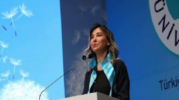 46 yaşında okul birincisi oldu, ayakta alkışlandı…