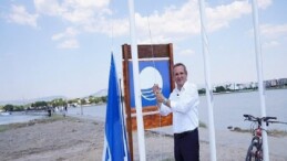 Ayvalık Belediyesi plajlarında Mavi Bayraklar göndere çekildi
