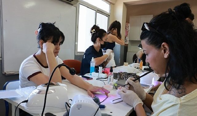 Bayraklı’da Fiyatsız Kurslar Bayanların Geleceğine Yön Veriyor