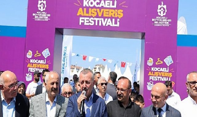 Büyükakın kurdeleyi kesti, iyi işler diledi