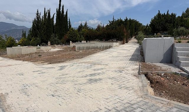Büyükşehir takımlarından ilçe mezarlıklarında çalışma