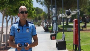 Büyükşehir zabıtası Konyaaltı Kıyısı’nda dron dayanağıyla kontrollerini sürdürüyor