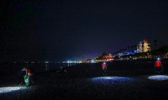 Büyükşehir’den Konyaaltı Kıyısı’nda 7/24 paklık mesaisi