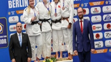 Büyükşehir’in yıldızlarından madalya ve kupa yağmuru