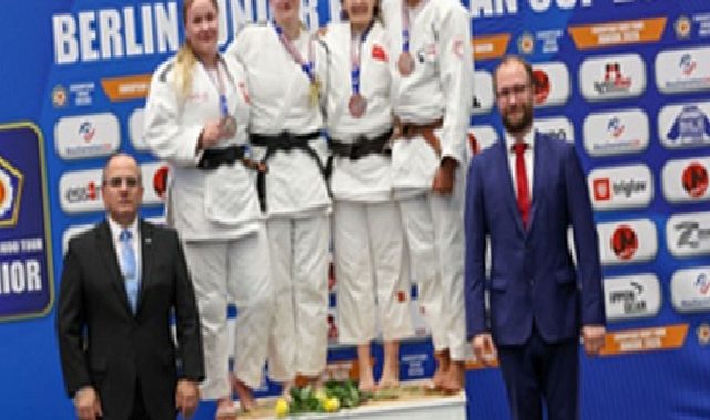 Büyükşehir’in yıldızlarından madalya ve kupa yağmuru